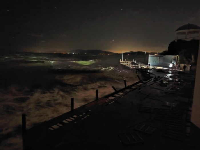 Fırtına, iskelede &ccedil;alışan iş&ccedil;ileri denize d&uuml;ş&uuml;rd&uuml;: 1 &ouml;l&uuml;, 2 yaralı