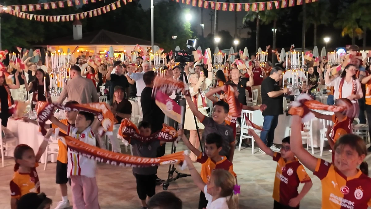 Galatasaray&rsquo;ın 26. Şampiyonluğu Aydın&rsquo;da Coşkuyla Kutlandı: İmzalı Formalar Rekor Fiyatlara Alıcı Buldu