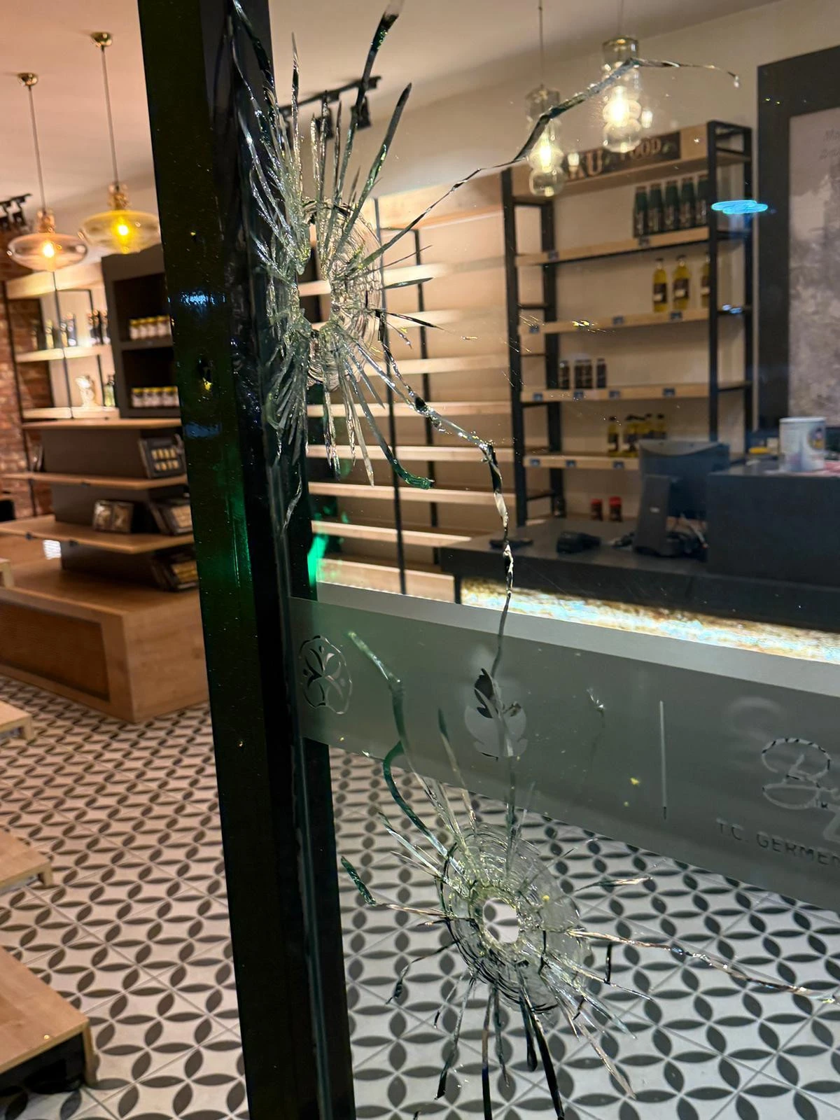 Germencik&rsquo;te Silahlı Saldırı: Germencik Belediyesi İNYA Mağazası Kurşunlandı