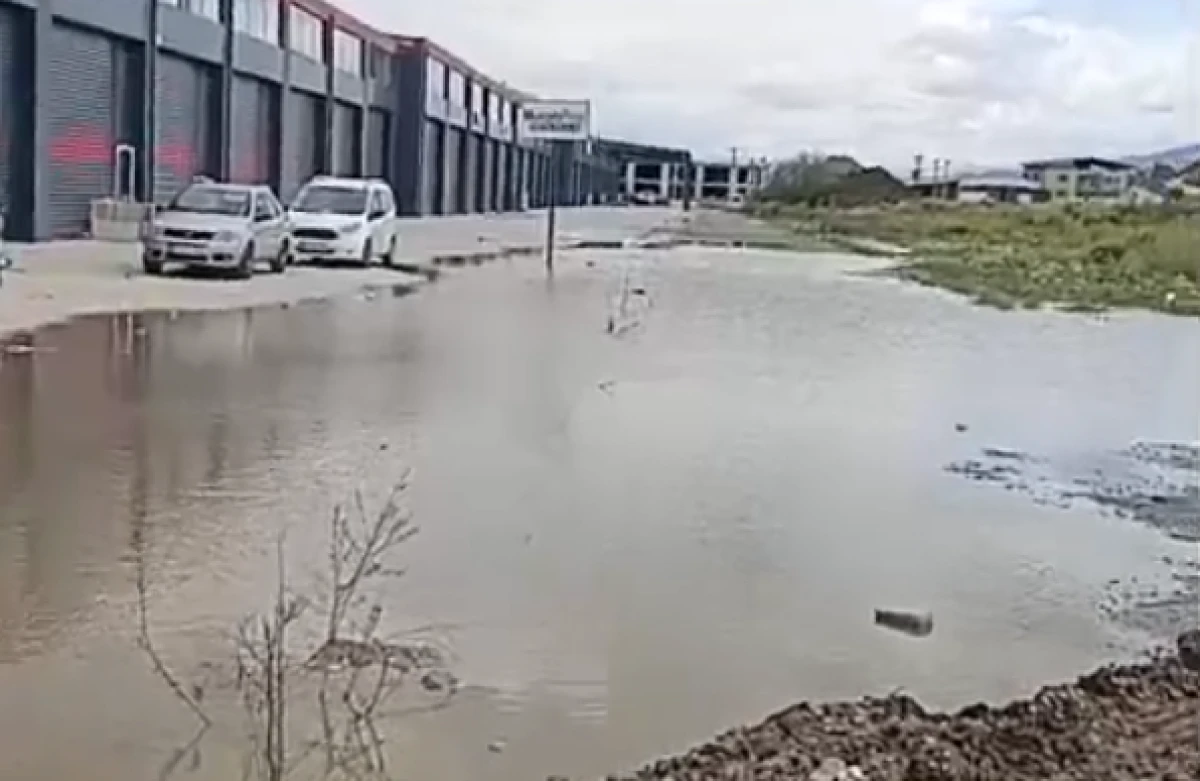 HER YAĞIŞTA D&Uuml;KKANINA SU BASAN VATANDAŞ ASKİ&rsquo;YE İSYAN ETTİ