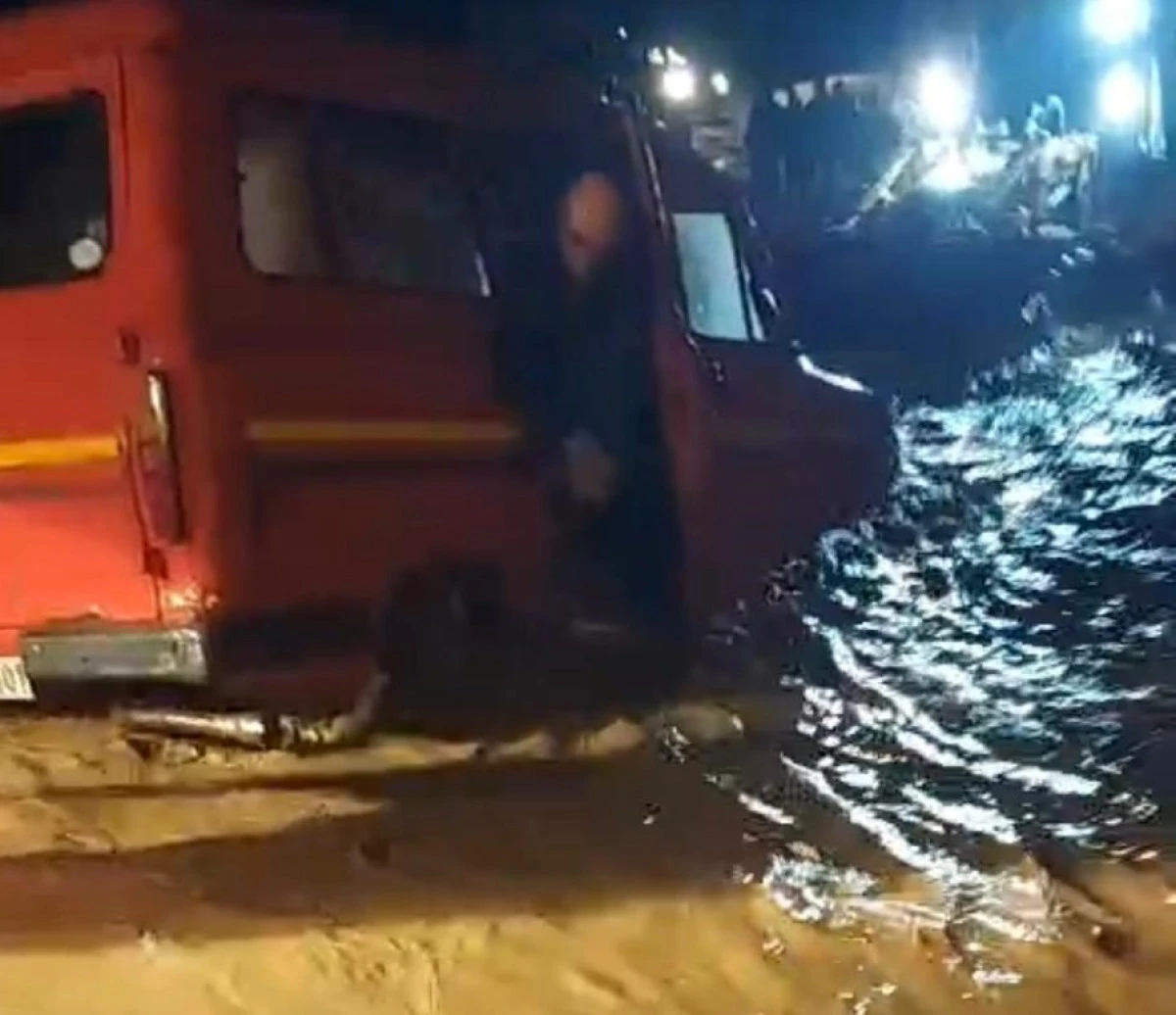 İncirliova&rsquo;da suda mahsur kalan aile kurtarıldı