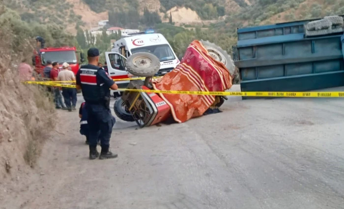 K&ouml;şk&rsquo;te seyyar pide fırını taşıyan trakt&ouml;r devrildi: 1 &ouml;l&uuml;, 1 yaralı