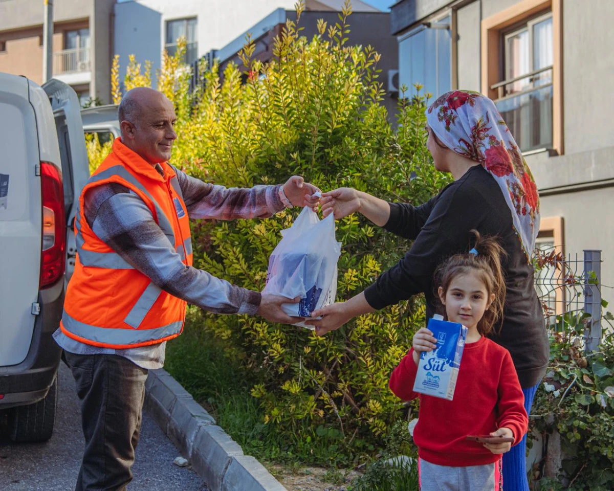 KUŞADASI BELEDİYESİ DAĞITIYOR, MİNİKLER SAĞLIKLA B&Uuml;Y&Uuml;YOR
