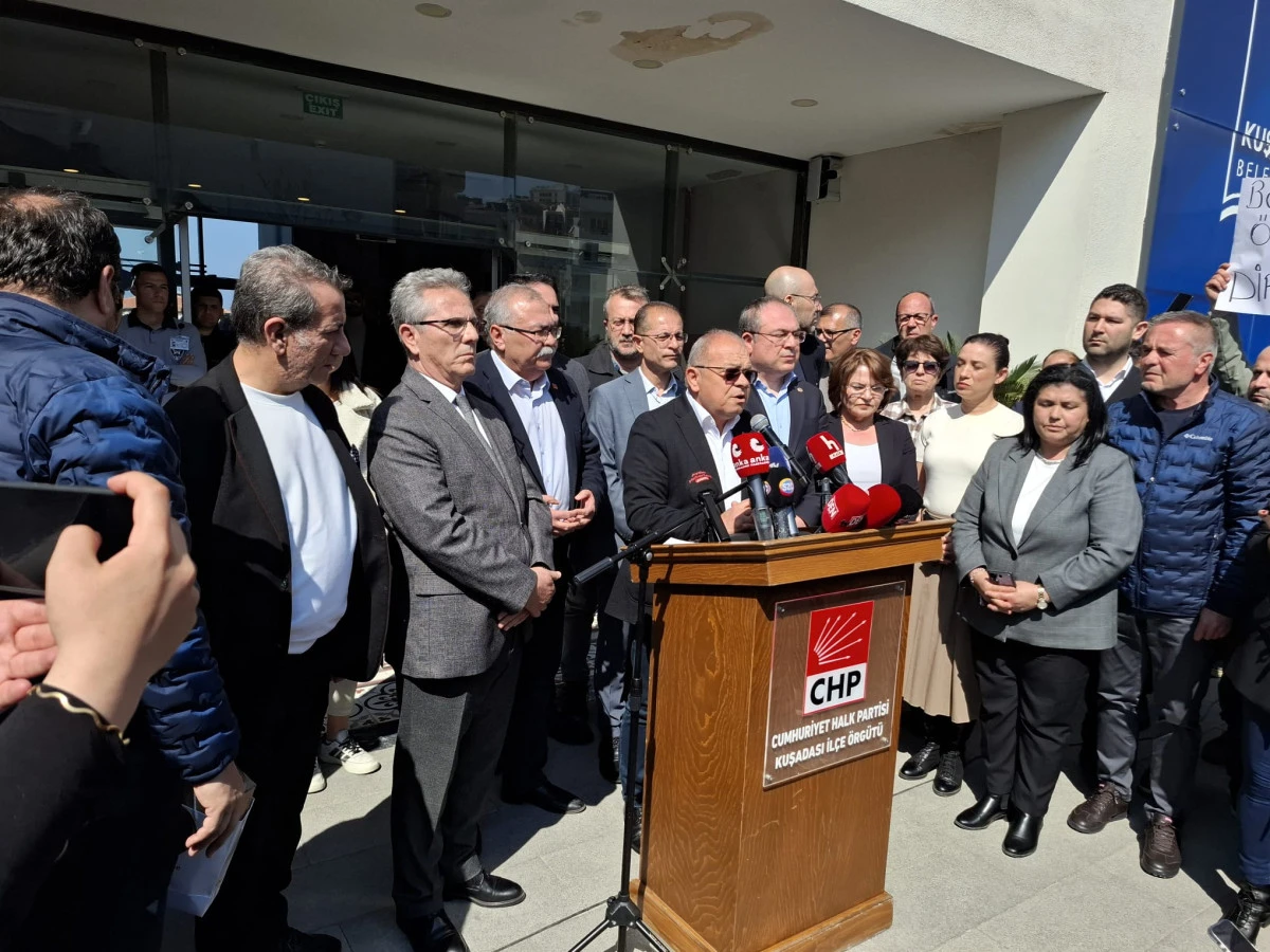 Kuşadası Belediyesi &ouml;n&uuml;nde CHP&rsquo;den G&uuml;nel&rsquo;e destek: &ldquo;Bu kumpaslarla bizi yıldıramazlar&rdquo;