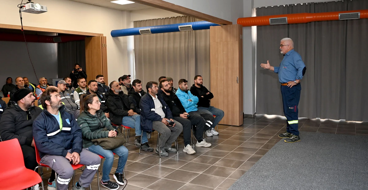 KUŞADASI BELEDİYESİ TEMİZLİK İŞLERİ MÜDÜRLÜĞÜ PERSONELİNE ‘GÜVENLİ SÜRÜŞ EĞİTİMİ’ 