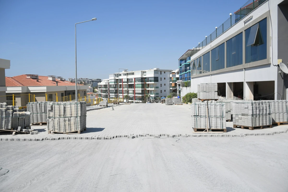 KUŞADASI BELEDİYESİ YOL &Ccedil;ALIŞMALARINA HIZ KESMEDEN DEVAM EDİYOR