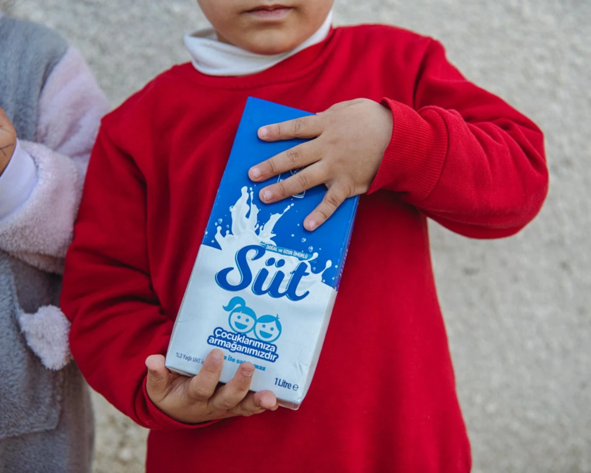 KUŞADASI BELEDİYESİ&rsquo;NDEN &Ccedil;OCUKLARA 3 AYDA 22 BİN LİTRE S&Uuml;T DESTEĞİ