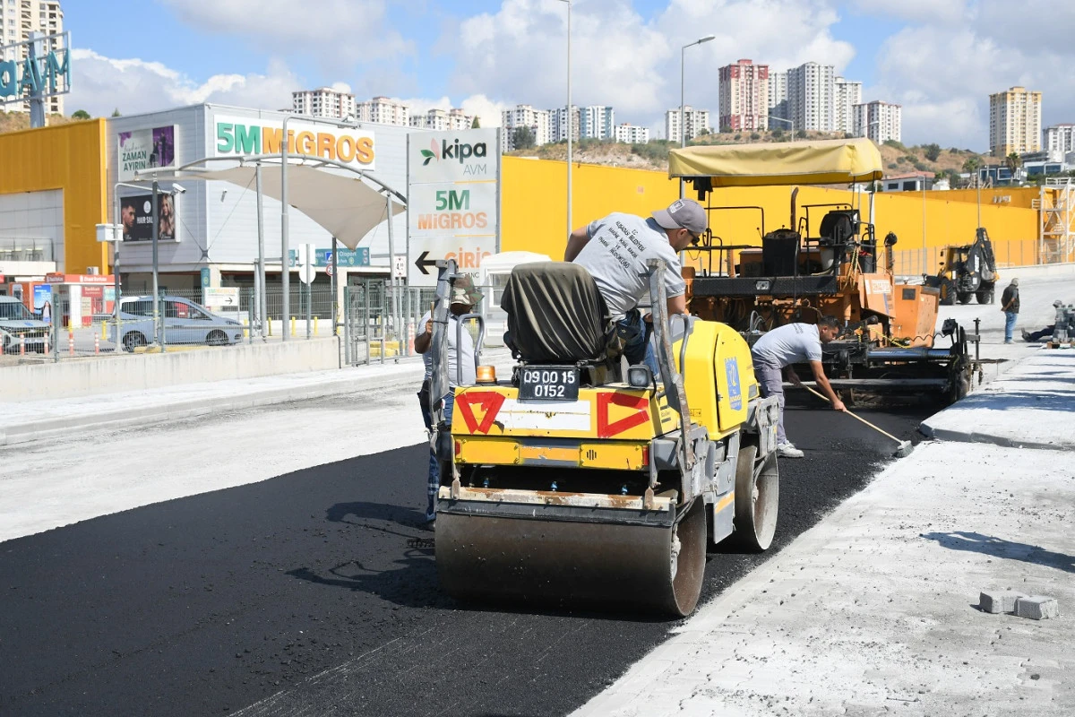 KUŞADASI BELEDİYESİ&rsquo;NDEN DEĞİRMENDERE&rsquo;DE ASFALT MESAİSİ
