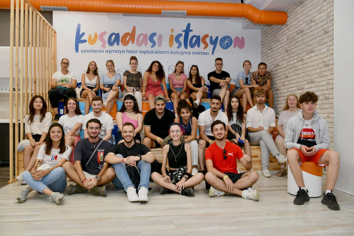 KUŞADASI BELEDİYESİ&rsquo;NDEN GEN&Ccedil;LERE YAZ DESTEĞİ: EĞİTİM VE SOSYAL YAŞAM BİR ARADA