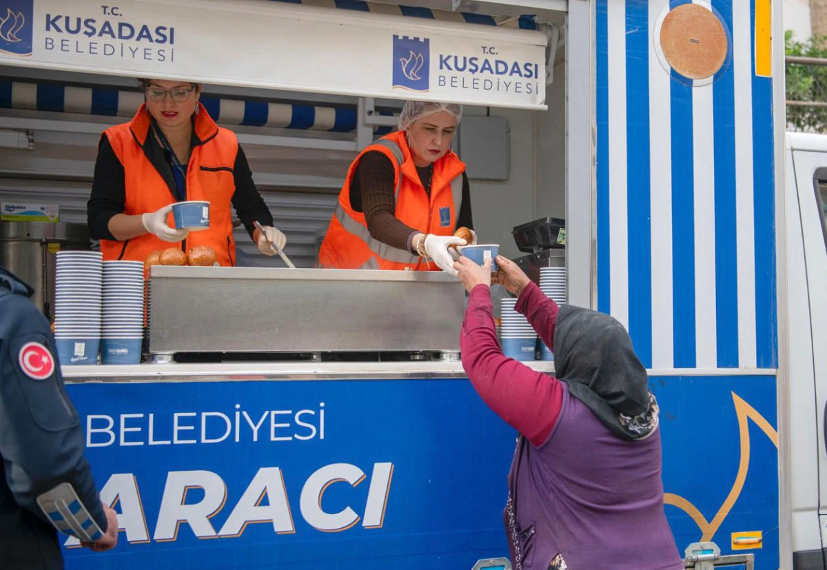 KUŞADASI BELEDİYESİ&rsquo;NDEN İ&Ccedil;LERİ ISITAN SICAK &Ccedil;ORBA İKRAMI