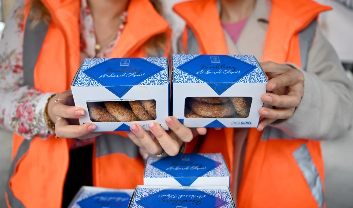 KUŞADASI BELEDİYESİ&rsquo;NDEN KANDİL SİMİDİ İKRAMI