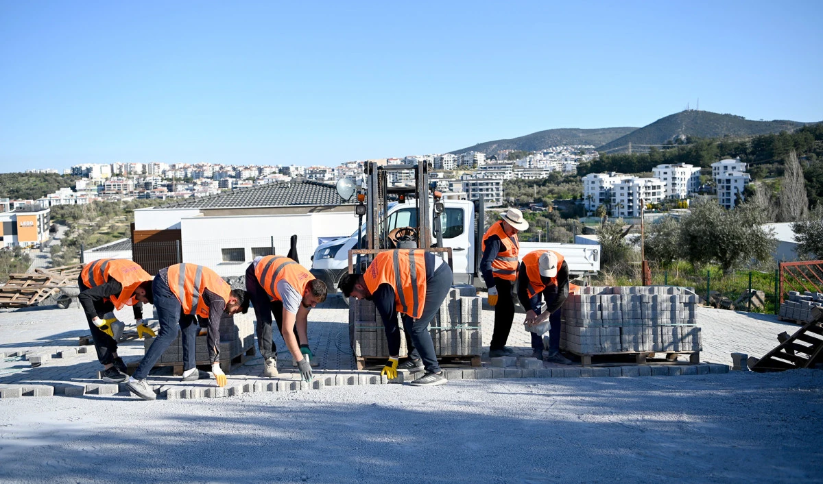KUŞADASI BELEDİYESİ&rsquo;NDEN KENT GENELİNDE KESİNTİSİZ YOL MESAİSİ