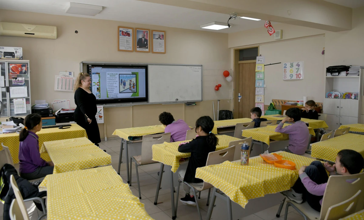 KUŞADASI BELEDİYESİ&rsquo;NDEN &Ouml;ĞRENCİLERE &Ccedil;EVRE VE GERİ D&Ouml;N&Uuml;Ş&Uuml;M EĞİTİMİ