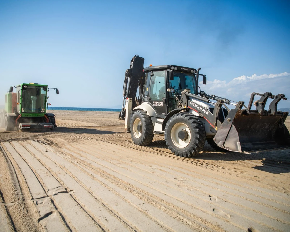 KUŞADASI BELEDİYESİ&rsquo;NDEN PLAJLARDA YOĞUN TEMİZLİK MESAİSİ