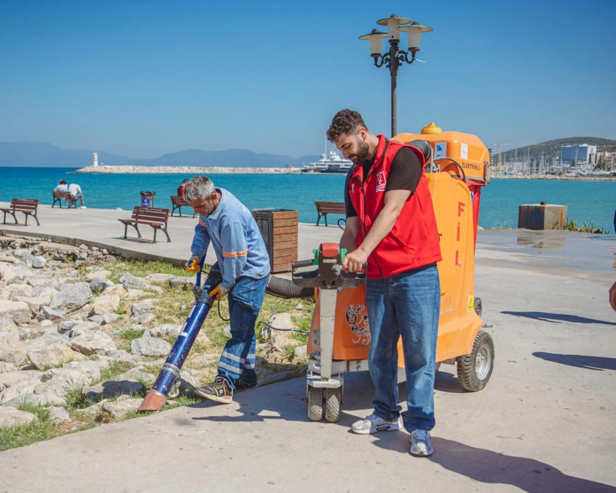 KUŞADASI BELEDİYESİ&rsquo;NDEN SAHİL BANDINDA YOĞUN MESAİ