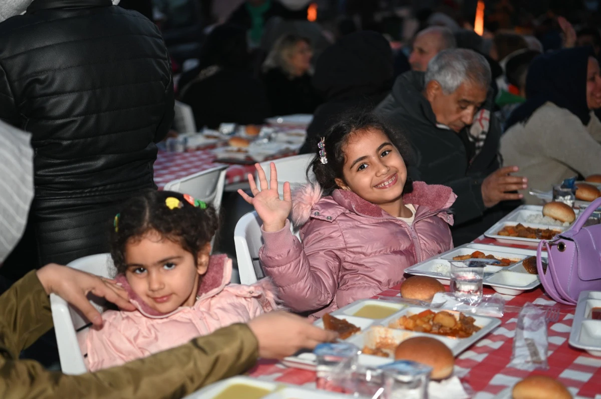 KUŞADASI BELEDİYESİ&rsquo;NİN İFTAR SOFRASI BU KEZ CUMHURİYET MAHALLESİ&rsquo;NDE KURULDU