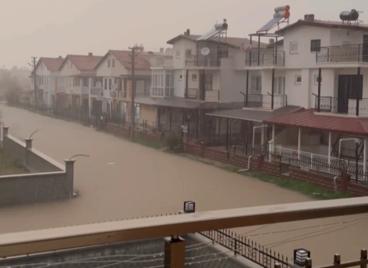 Kuşadası Felaketi Yaşıyor: Altyapı Yine &Ccedil;&ouml;kt&uuml;