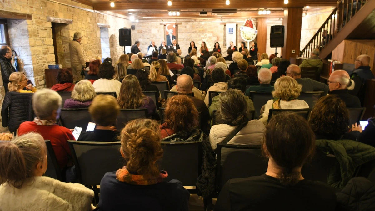 KUŞADASI SEVGİLİLER G&Uuml;N&Uuml;&rsquo;N&Uuml; İBRAMAKİ SANAT GALERİSİ&rsquo;NDE M&Uuml;ZİKLE KARŞILADI