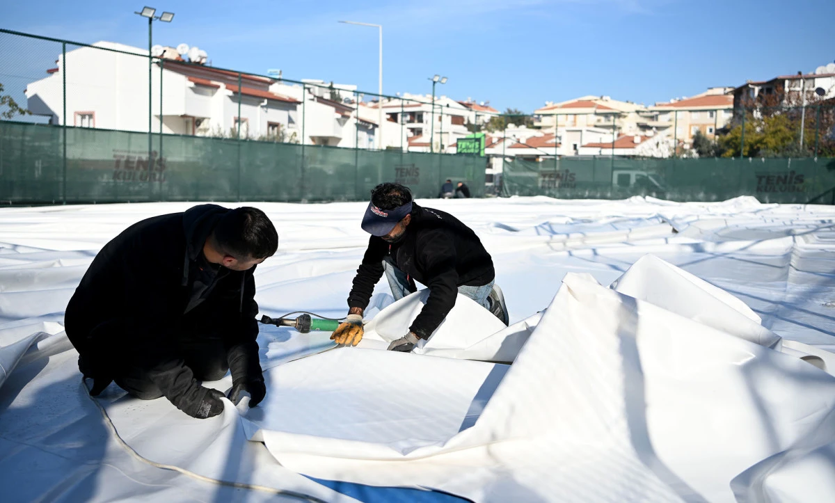 KUŞADASI TENİS KUL&Uuml;B&Uuml;&rsquo;NDE BALON KORTUN YAPIMI TAMAMLANDI