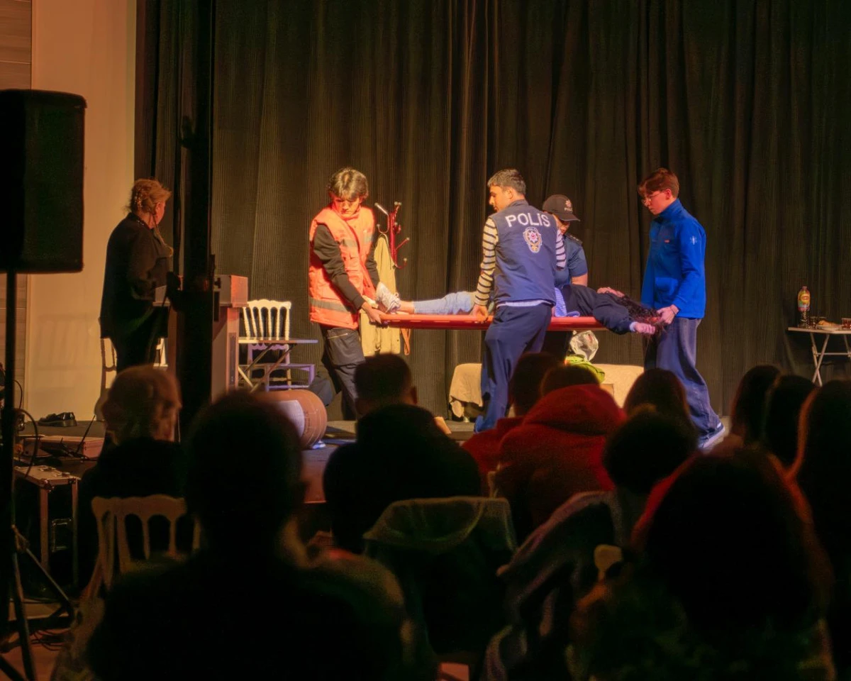 KUŞADASI TİYATRO G&Uuml;NLERİ BAŞLADI