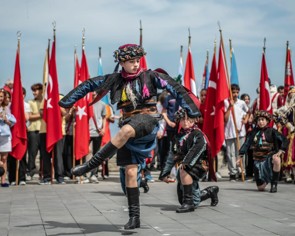 KUŞADASI&rsquo;NDA 19 MAYIS B&Uuml;Y&Uuml;K BİR COŞKUYLA KUTLANDI