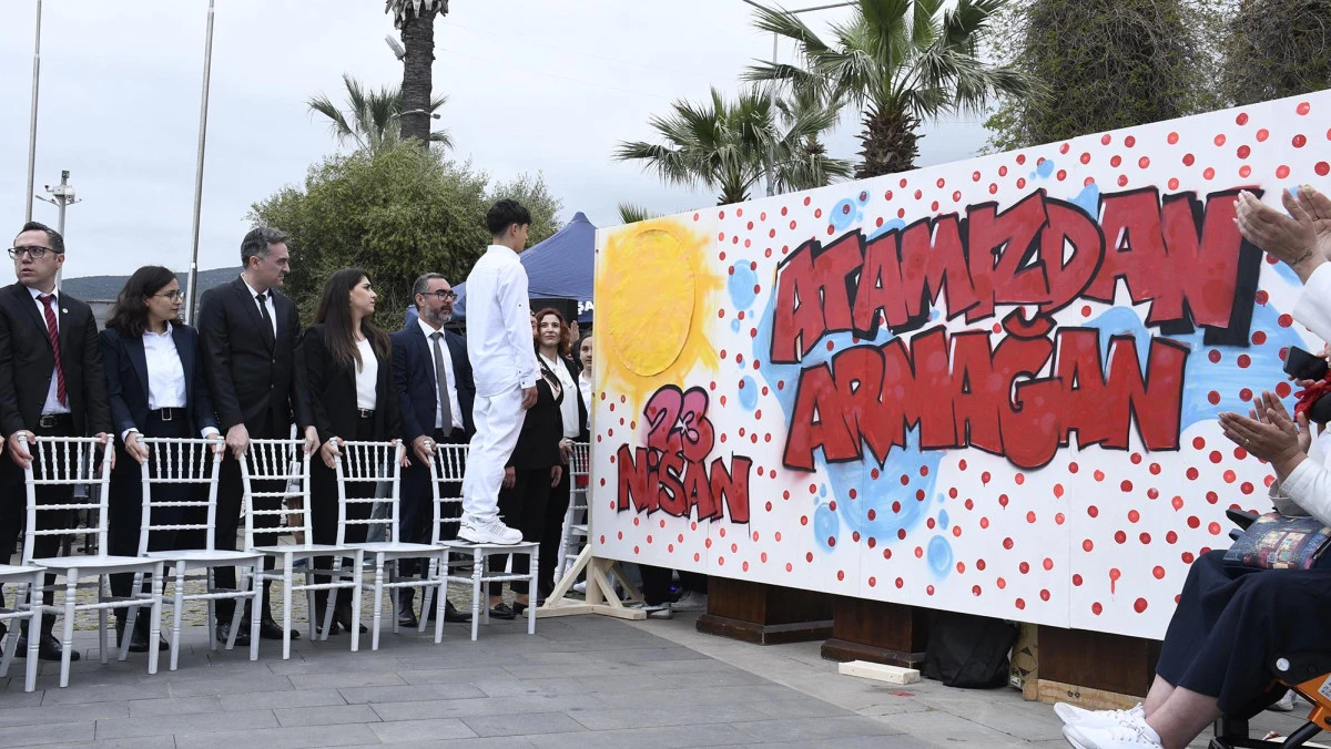 KUŞADASI&rsquo;NDA 23 NİSAN ULUSAL EGEMENLİK VE &Ccedil;OCUK BAYRAMININ COŞKUYLA KUTLANDI