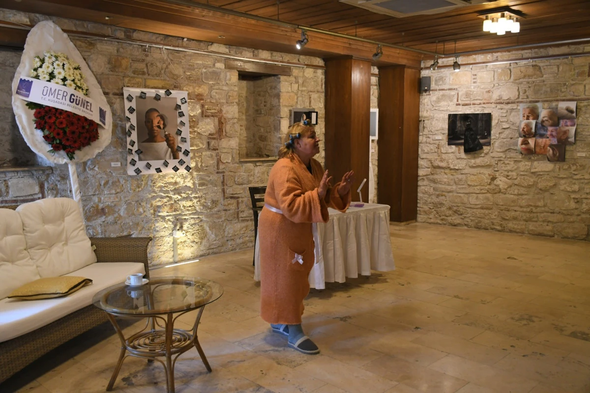 KUŞADASI&rsquo;NDA 8 MART RUHU SANATLA TA&Ccedil;LANDI: &ldquo;Z&Uuml;MR&Uuml;D&Uuml; ANKA&rdquo; SAHNELENDİ