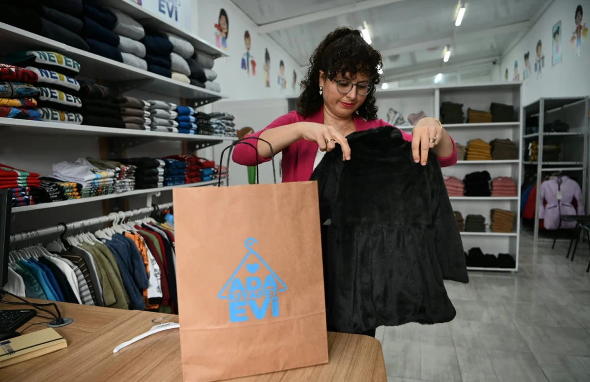 KUŞADASI&rsquo;NDA DAYANIŞMA K&Uuml;LT&Uuml;R&Uuml; &lsquo;ADA KIYAFET EVİ&rsquo; İLE DAHA DA B&Uuml;Y&Uuml;D&Uuml;