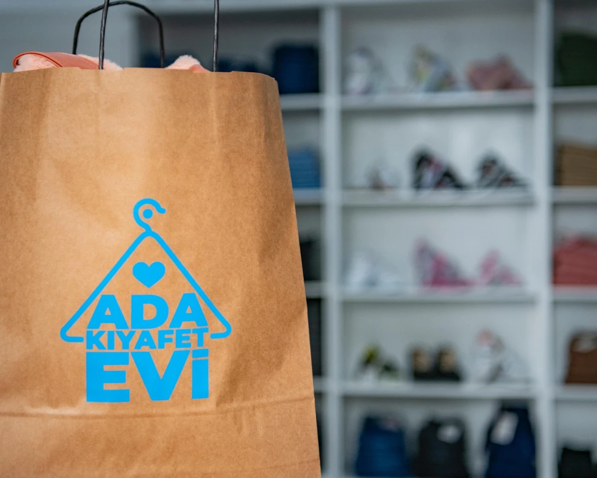 KUŞADASI&rsquo;NDA DAYANIŞMANIN EN G&Uuml;ZEL &Ouml;RNEĞİ: ADA KIYAFET EVİ