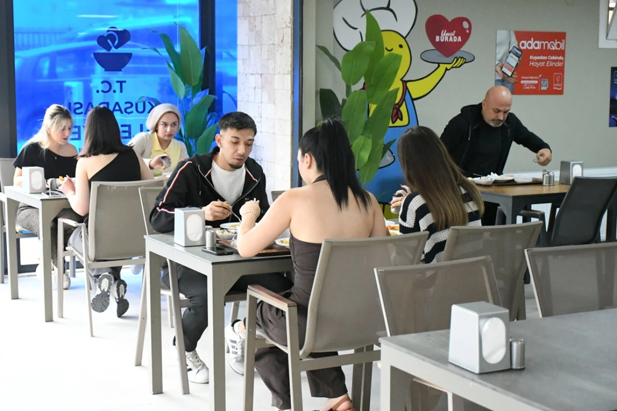 KUŞADASI'NDA DAYANIŞMANIN SOFRASI KENT LOKANTASI HER G&Uuml;N Y&Uuml;ZLERCE KİŞİYİ AĞIRLIYOR