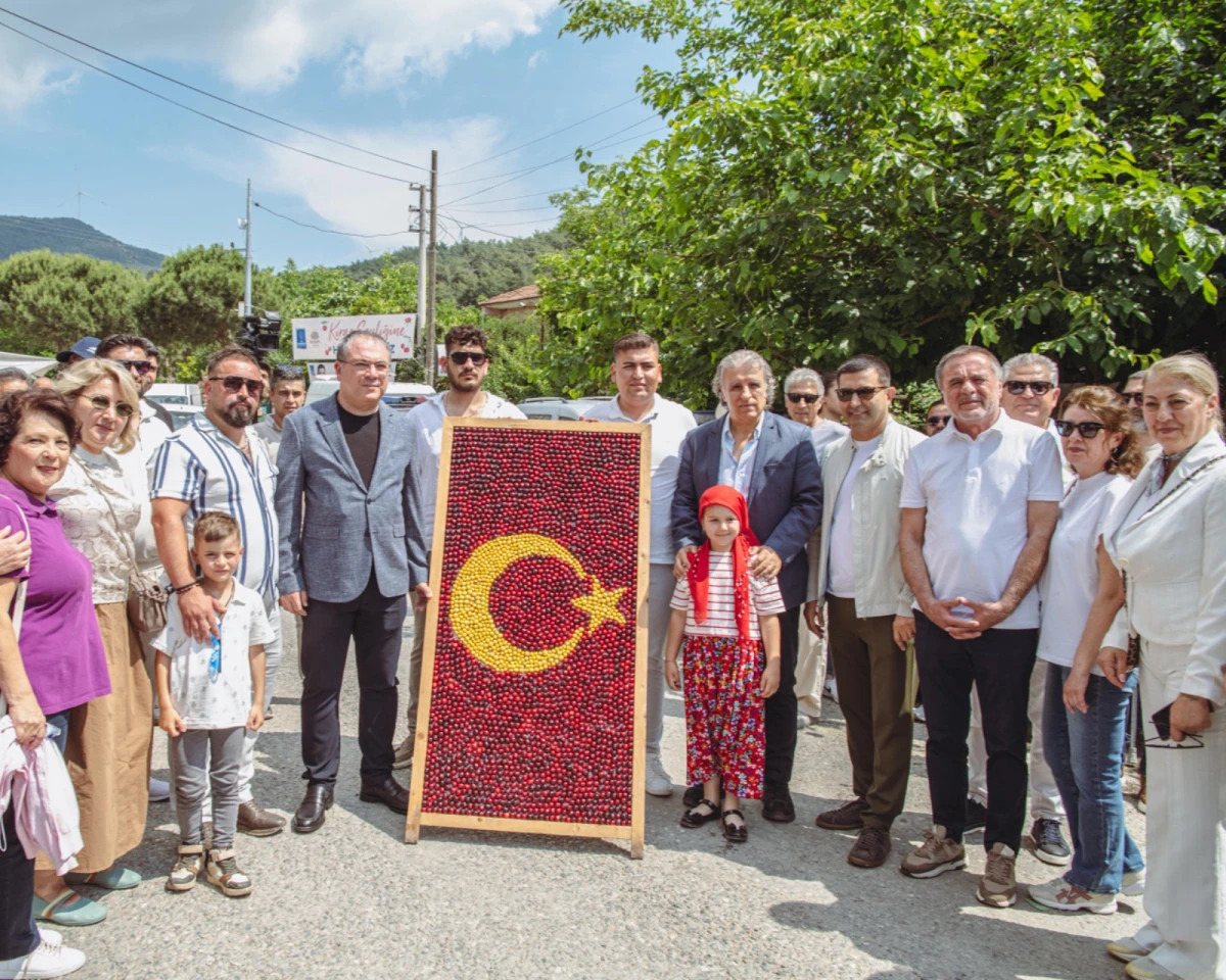 KUŞADASI’NDA KİRAZ ŞENLİĞİ COŞKUYLA KUTLANDI