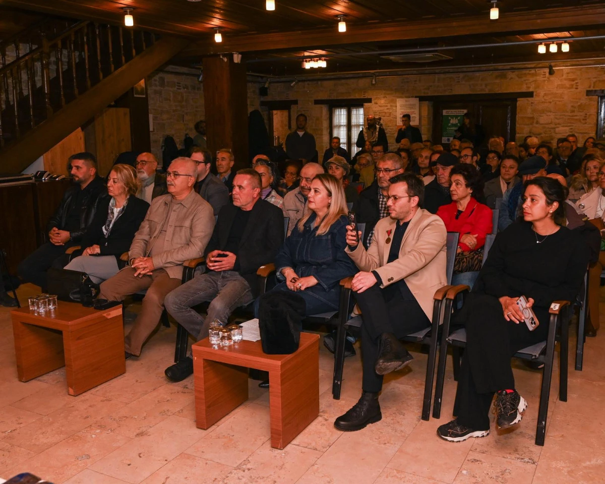 KUŞADASI&rsquo;NDA MAHMUT ESAT BOZKURT &Ouml;L&Uuml;M&Uuml;N&Uuml;N 82. YILINDA ANILDI