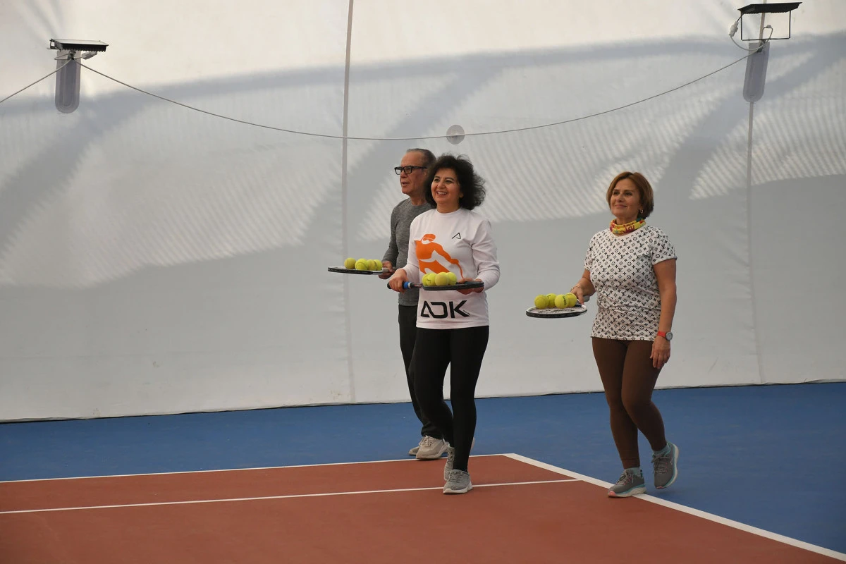 KUŞADASI&rsquo;NDA RAKETLER BU KEZ EMEKLİLERİN ELİNDE