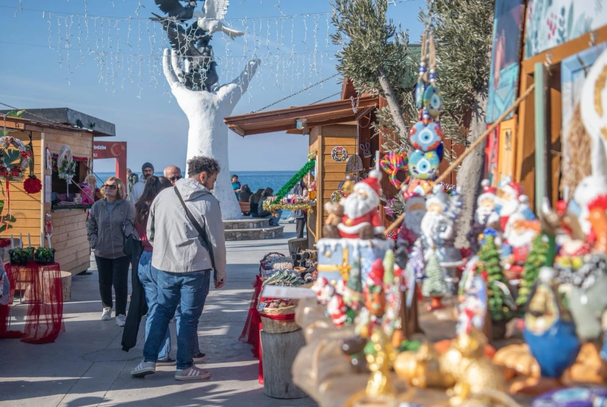 KUŞADASI&rsquo;NDA RENGARENK G&Ouml;R&Uuml;N&Uuml;M&Uuml;YLE YILBAŞI PAZARI KURULDU