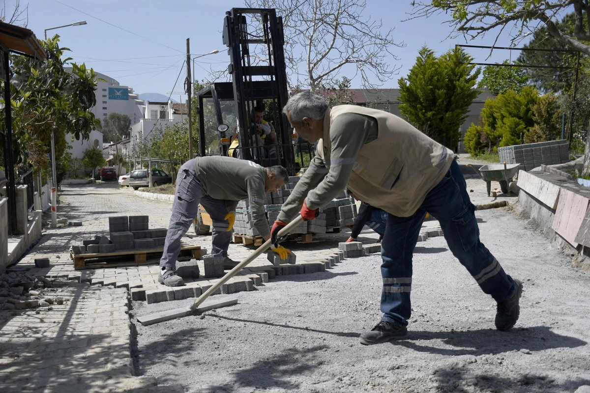 KUŞADASI'NDA SEZON MESAİSİ: BELEDİYE YOL TAMİRATLARINA HIZ VERDİ