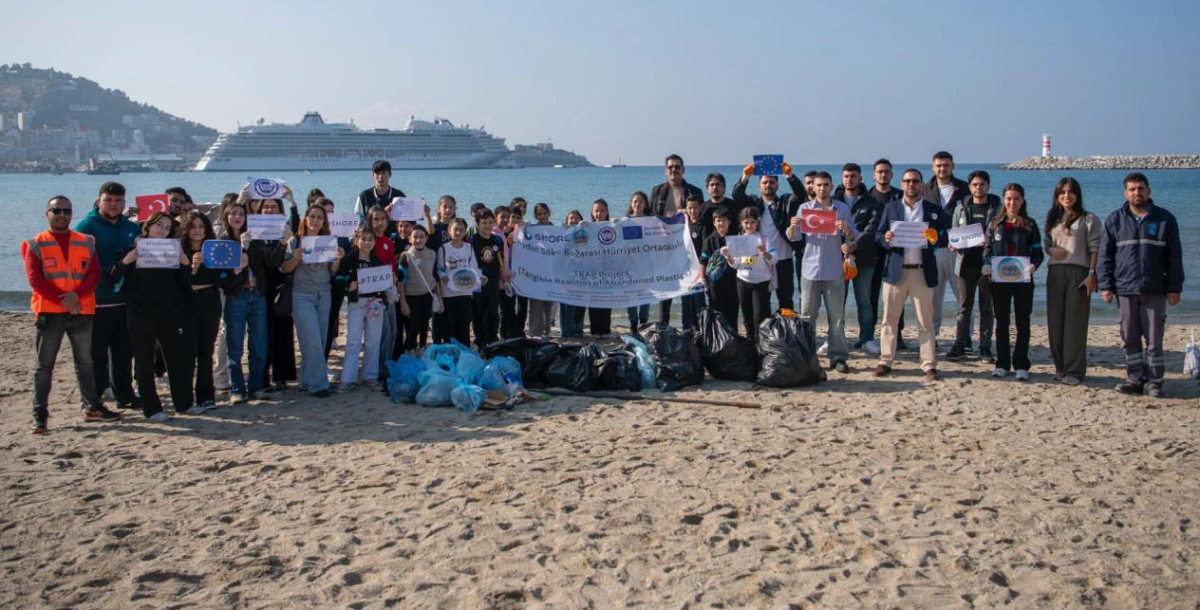 KUŞADASI&rsquo;NDA S&Ouml;KELİ &Ouml;ĞRENCİLERDEN &Ccedil;EVRECİ ETKİNLİK