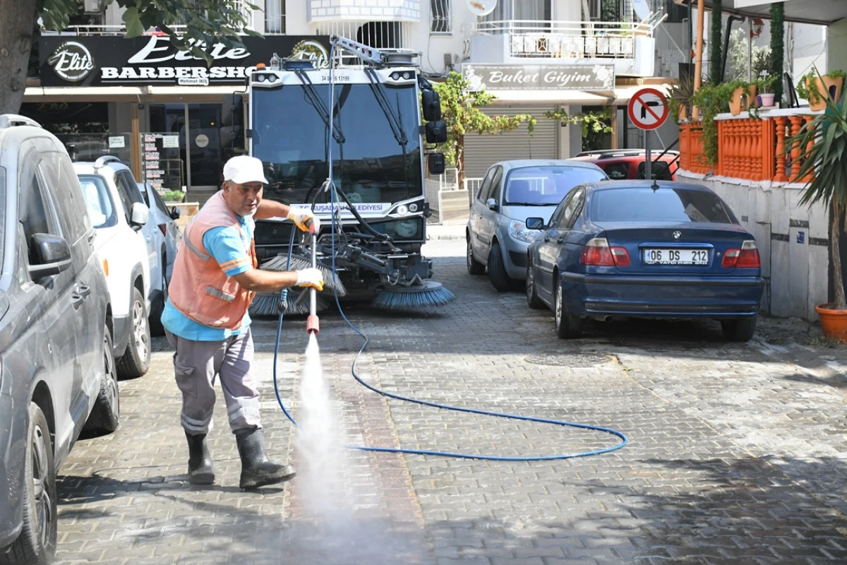 KUŞADASI&rsquo;NDA TEMİZLİK MESAİSİ 7/24 S&Uuml;R&Uuml;YOR