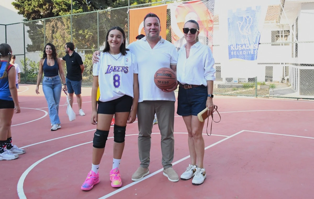 KUŞADASI'NDA YENİLENEN BASKETBOL SAHASINA EFE İBRİKOĞLU&rsquo;NUN ADI VERİLDİ