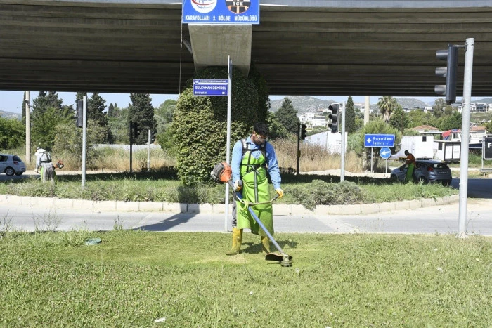 Kuşadası&rsquo;nda yeşil alanlar bakıma alındı