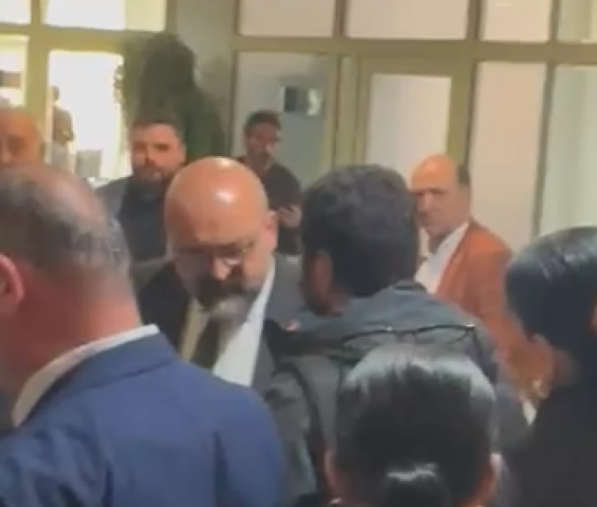 MHP&rsquo;li Uysal&rsquo;dan Gazeteciye Sert Tepki: &ldquo;Benim &Ccedil;atmayacağımı mı D&uuml;ş&uuml;nd&uuml;n&uuml;z?&rdquo;