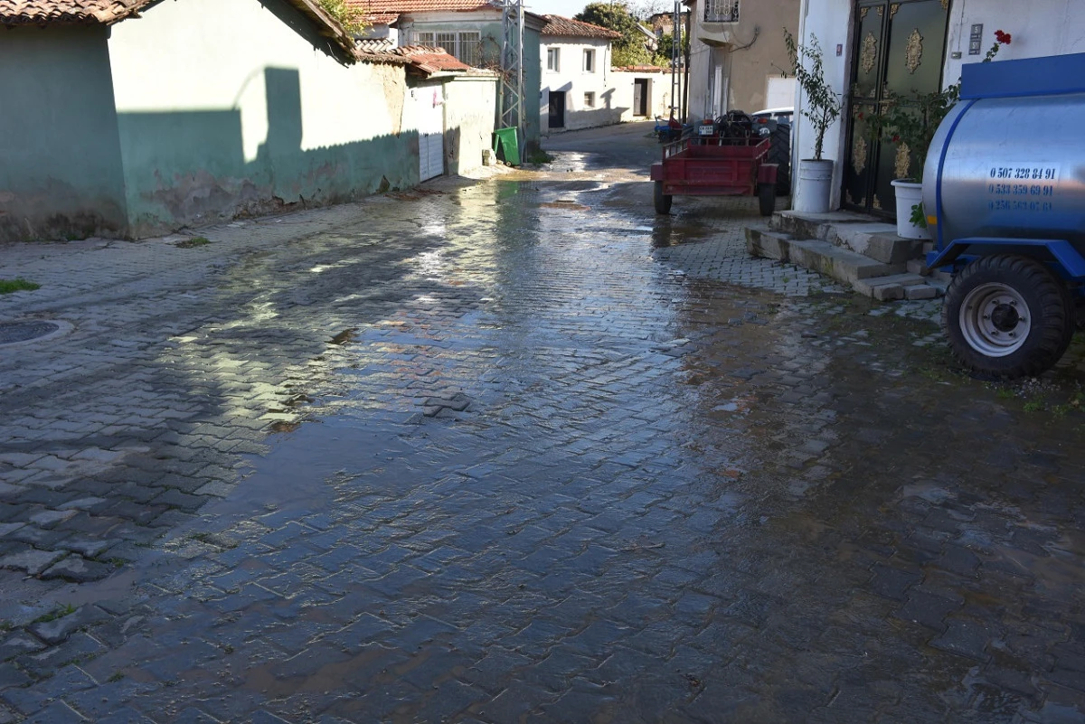 MURSALLI ASKİ DEPOSUNDAN TONLARCA SU SOKAĞA AKIYOR