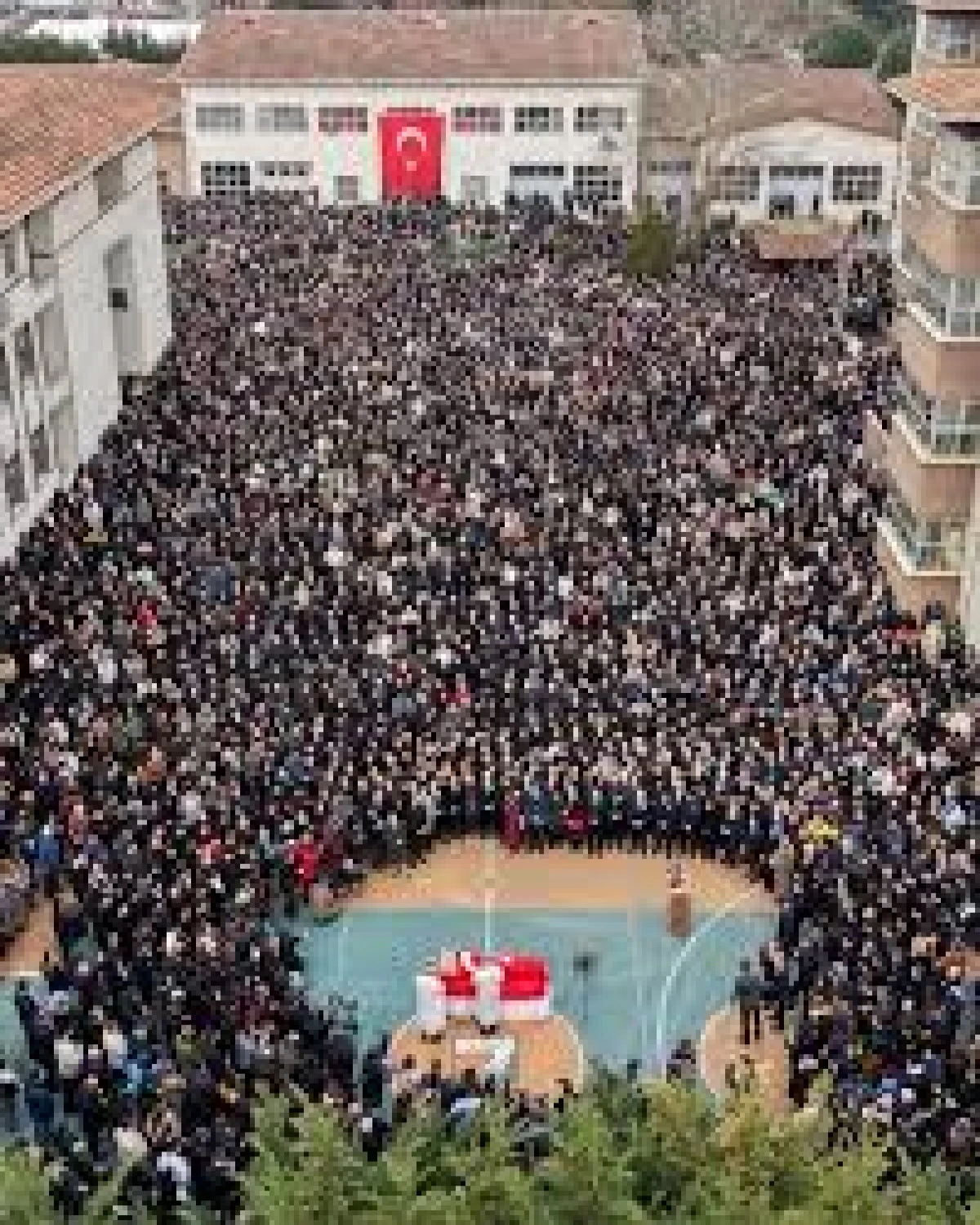&Ouml;ğrencisinin Saldırısında Hayatını Kaybeden &Ouml;ğretmen İ&ccedil;in Okulunda T&ouml;ren