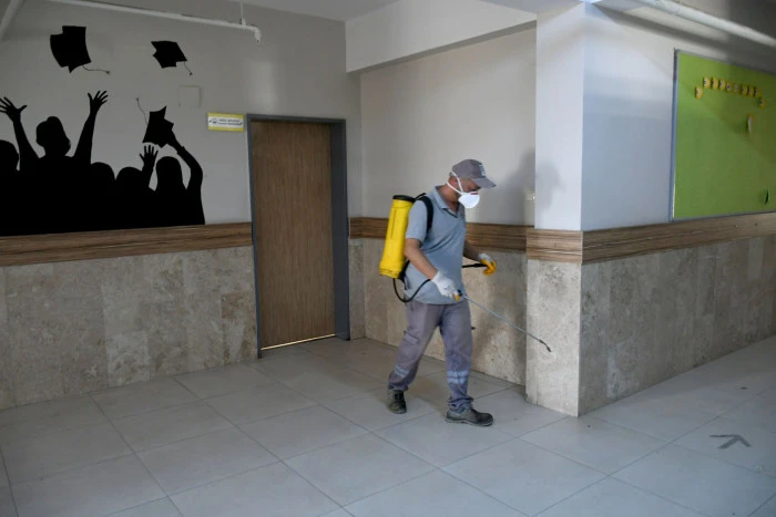 KUŞADASI BELEDİYESİ’NDEN OKULLARDA HİJYEN MESAİSİ