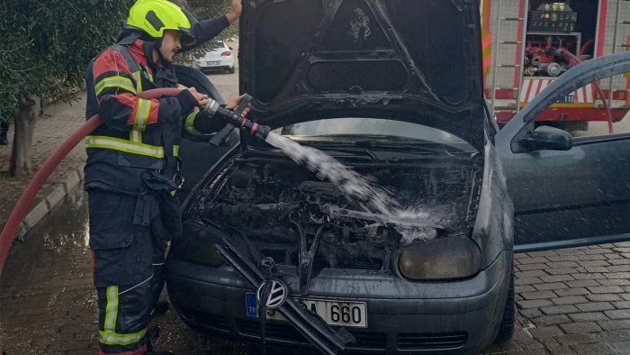 Otomobil seyir halindeyken alev aldı