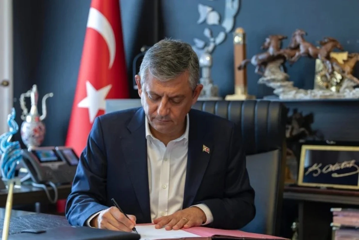 &Ouml;zg&uuml;r &Ouml;zel CHP'den istifa etti