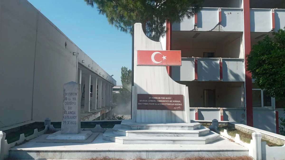 Şehrin Tarihi Hafızasına İnşaat G&ouml;lgesi: 10. Yıl Cumhuriyet Anıtı Kaderine Terk Edildi!