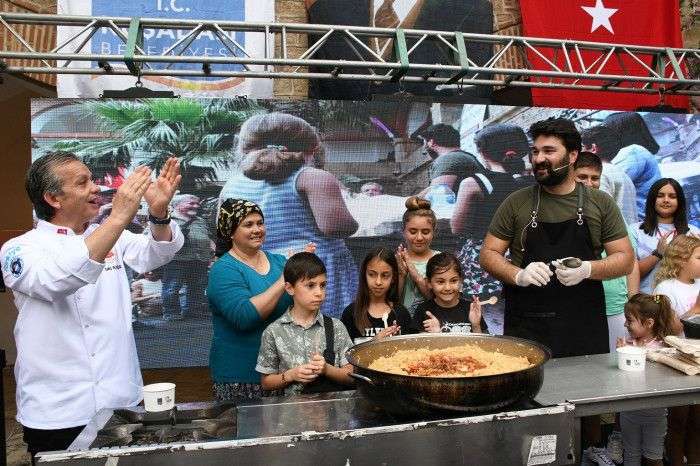 KUŞADASI’NDA HAYAT SOKAKTA AKIYOR