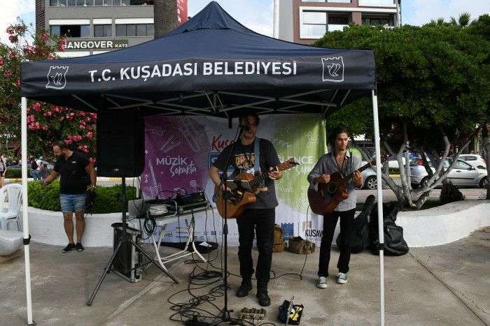 KUŞADASI’NDA HAYAT SOKAKTA AKIYOR