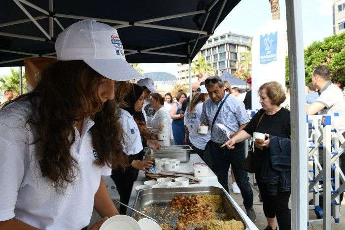KUŞADASI’NDA HAYAT SOKAKTA AKIYOR