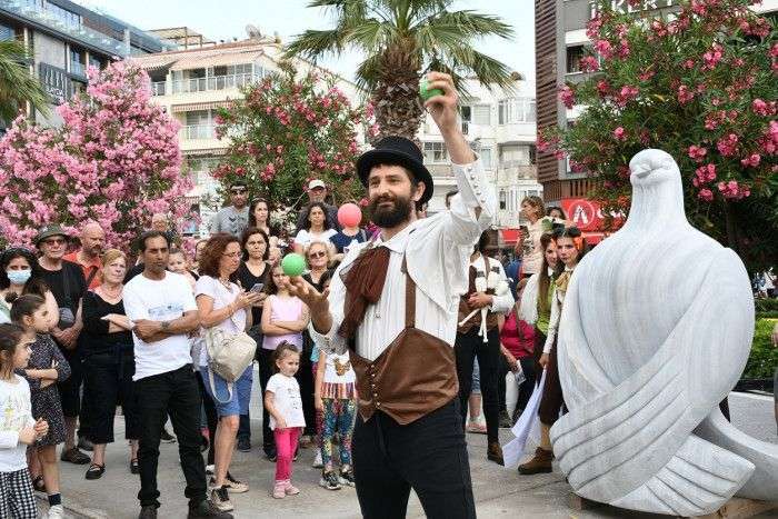 KUŞADASI’NDA HAYAT SOKAKTA AKIYOR